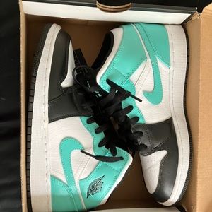Air jordan 1 mid white/tropical twist-black Size 5Youth